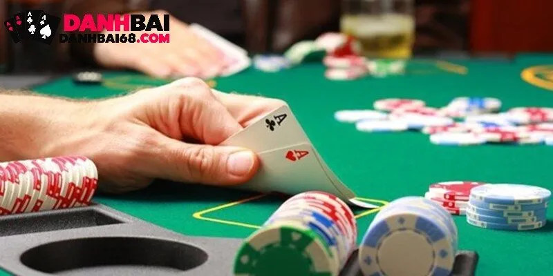 Ván poker bắt đầu với blind và chia bài